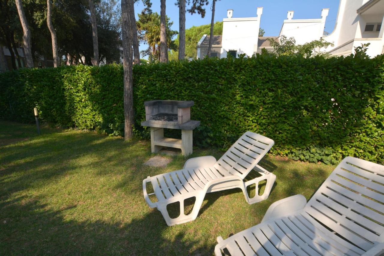 Villa A Lignano Pineta Lignano Sabbiadoro Exteriör bild