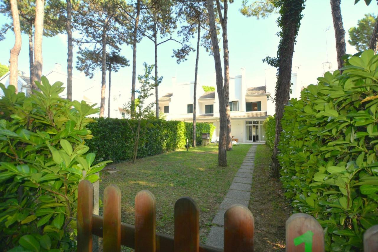 Villa A Lignano Pineta Lignano Sabbiadoro Exteriör bild
