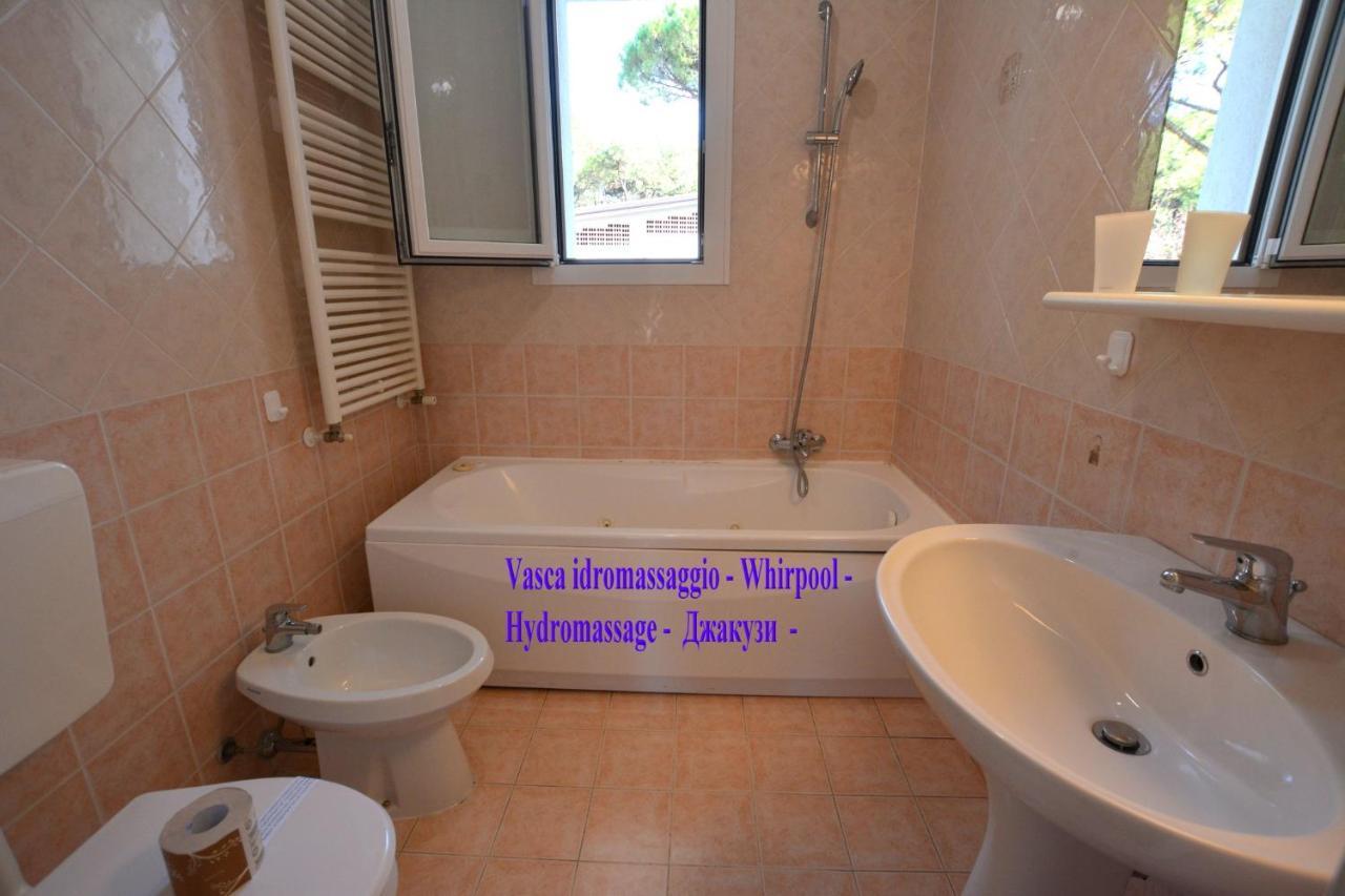 Villa A Lignano Pineta Lignano Sabbiadoro Exteriör bild